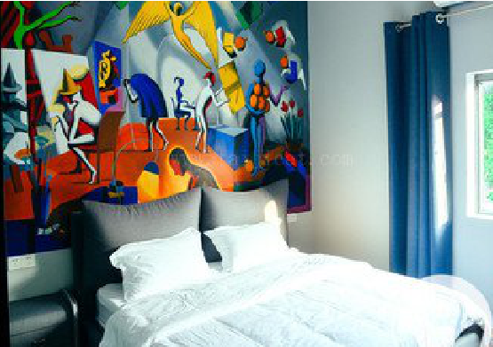 洪雅对于酒店的墙体彩绘而言更注重哪些方面？